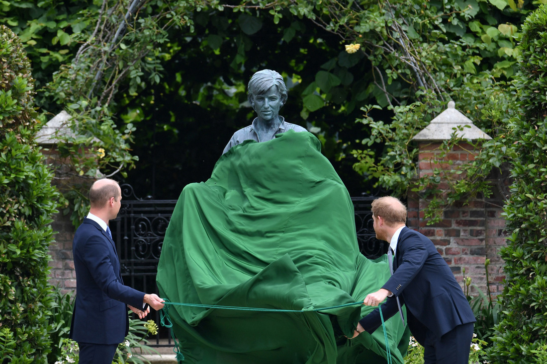Hoàng tử Anh William và Harry cùng khánh thành tượng công nương Diana - Ảnh 2.
