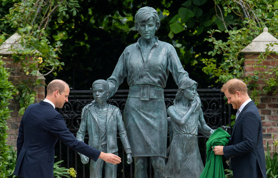 Hoàng tử Anh William và Harry cùng khánh thành tượng công nương Diana - Ảnh 1.