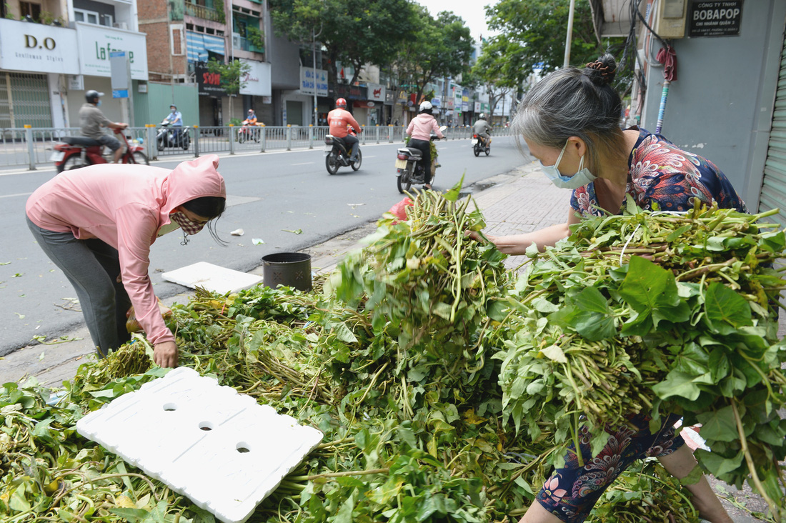 Giữa đại dịch, cỗ máy nhân ái khổng lồ của người Sài Gòn không hề mệt mỏi - Ảnh 4.