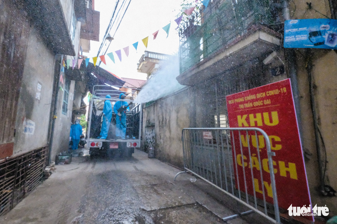 Phun khử khuẩn toàn bộ thị trấn Quốc Oai, Hà Nội vì chùm ca bệnh phức tạp - Ảnh 1.