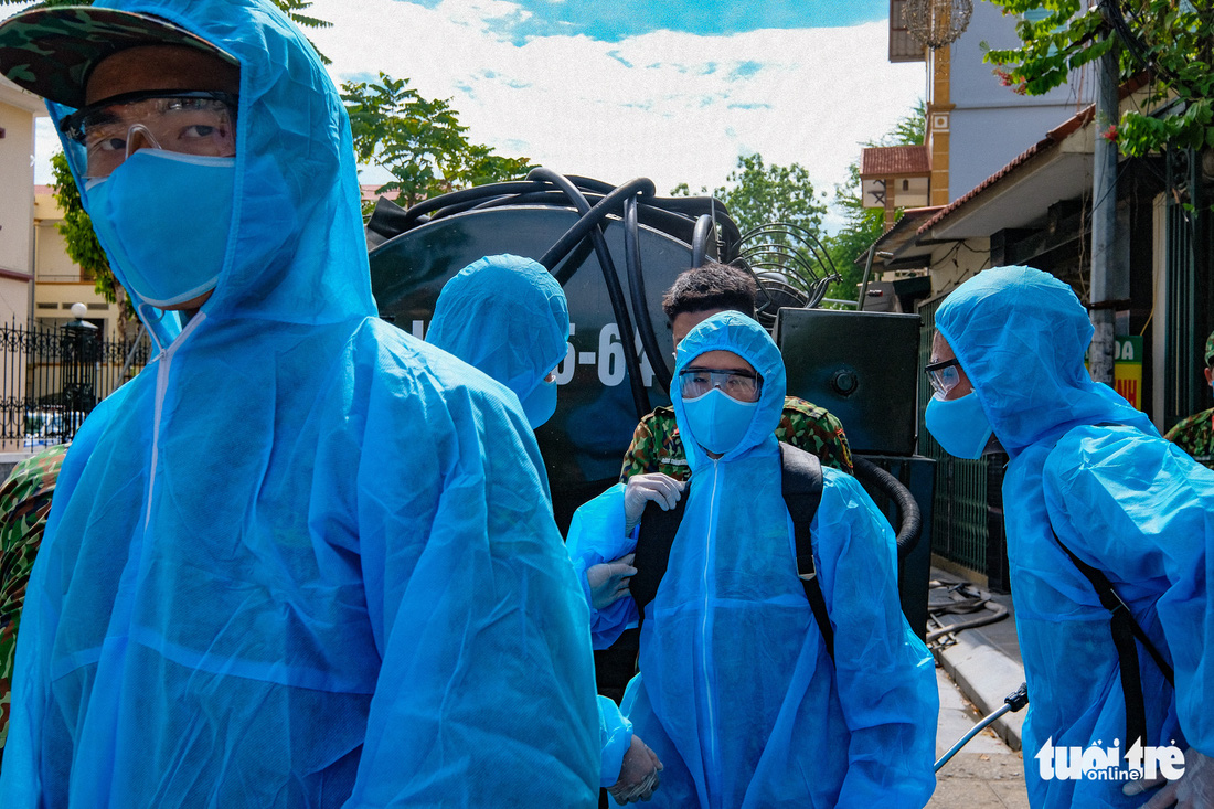 Phun khử khuẩn toàn bộ thị trấn Quốc Oai, Hà Nội vì chùm ca bệnh phức tạp - Ảnh 4.