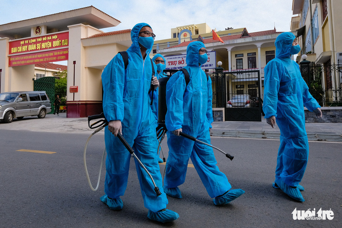 Phun khử khuẩn toàn bộ thị trấn Quốc Oai, Hà Nội vì chùm ca bệnh phức tạp - Ảnh 9.