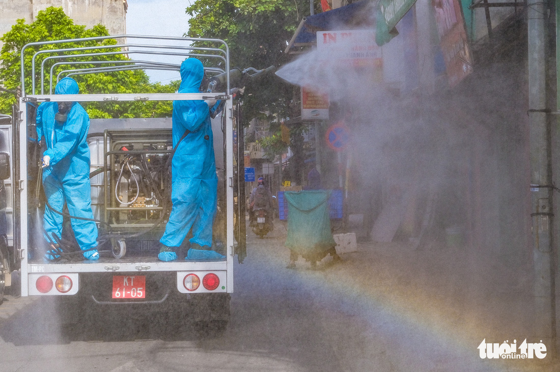Phun khử khuẩn toàn bộ thị trấn Quốc Oai, Hà Nội vì chùm ca bệnh phức tạp - Ảnh 7.