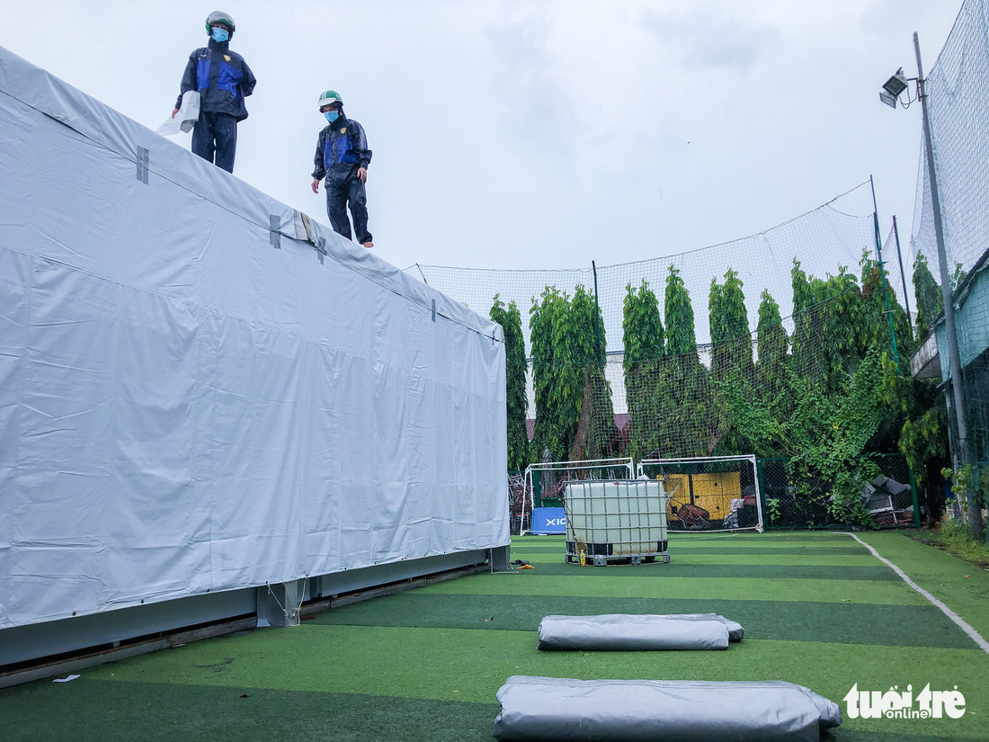 Công nhân dầm mưa xây dựng sân bóng đá Phú Nhuận thành khu cách ly F0 - Ảnh 9.