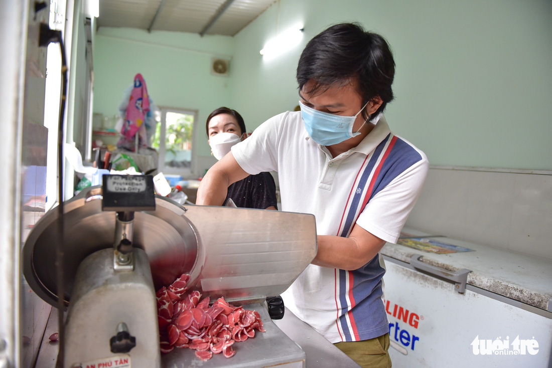 Phở nóng hổi gửi trao đến các bé mồ côi, khuyết tật trong ngày giãn cách - Ảnh 3.