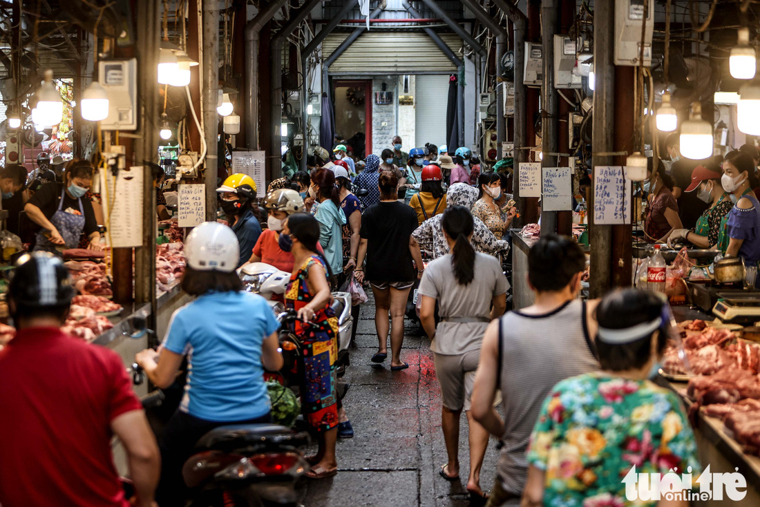 Hà Nội: Chỉ thị giãn cách xã hội ban hành lúc nửa đêm, chợ sáng ngày rằm vẫn đông người - Ảnh 1.