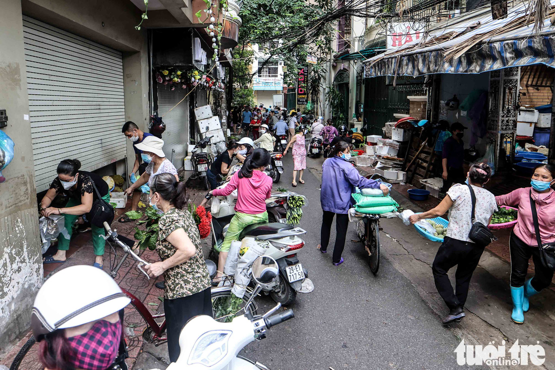 Hà Nội: Chỉ thị giãn cách xã hội ban hành lúc nửa đêm, chợ sáng ngày rằm vẫn đông người - Ảnh 2.