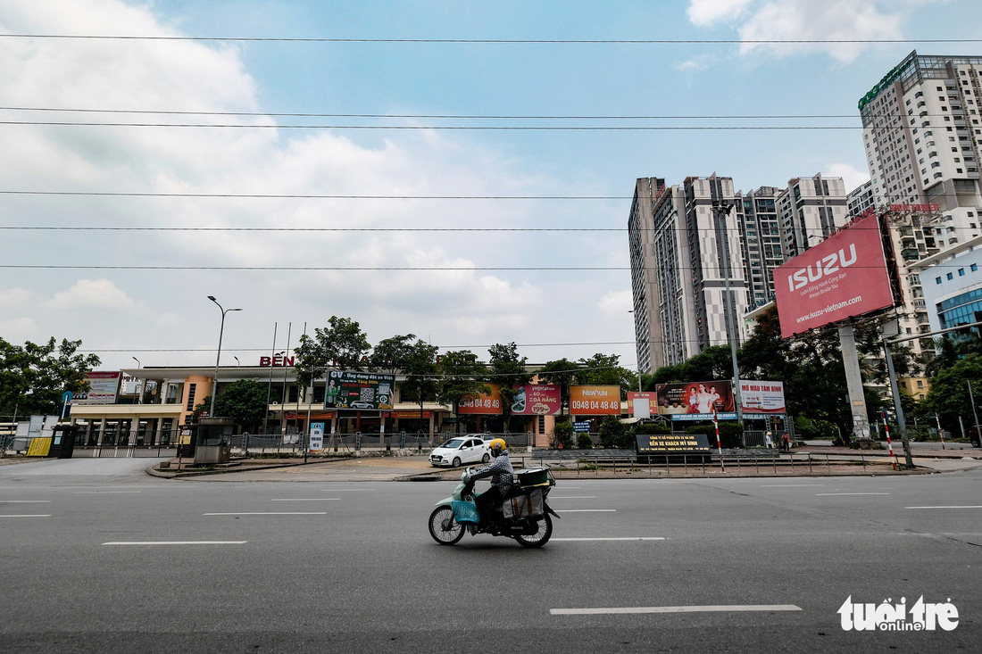 Đường phố Hà Nội vắng vẻ trong ngày thứ 2 giãn cách xã hội - Ảnh 4.