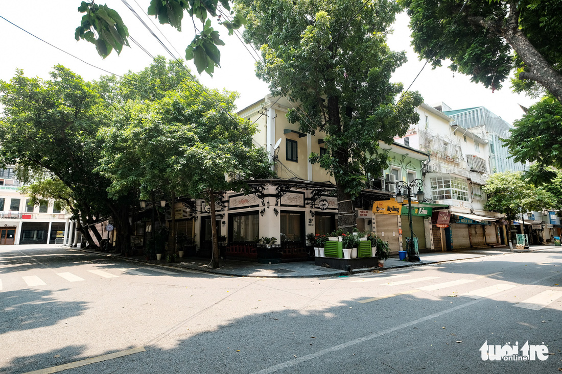Đường phố Hà Nội vắng vẻ trong ngày thứ 2 giãn cách xã hội - Ảnh 5.