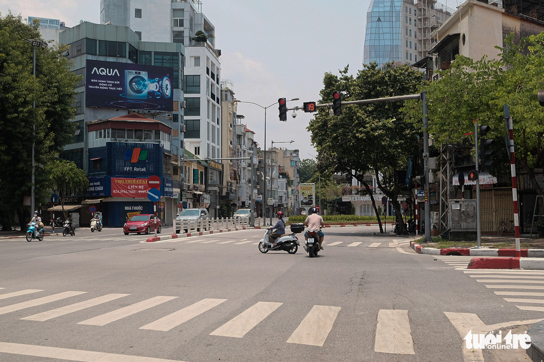 Đường phố Hà Nội vắng vẻ trong ngày thứ 2 giãn cách xã hội - Ảnh 8.