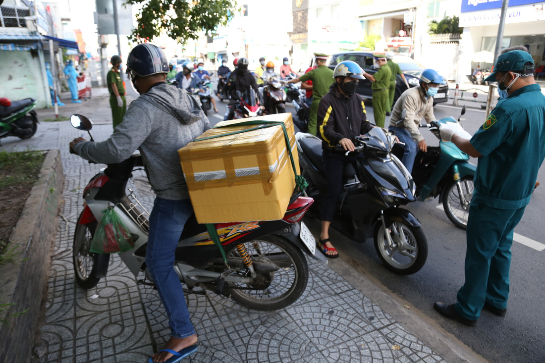 TP.HCM: Sáng nay, người dân vẫn ra đường đông, một chốt lập hơn 10 biên bản trong 1 tiếng - Ảnh 4.