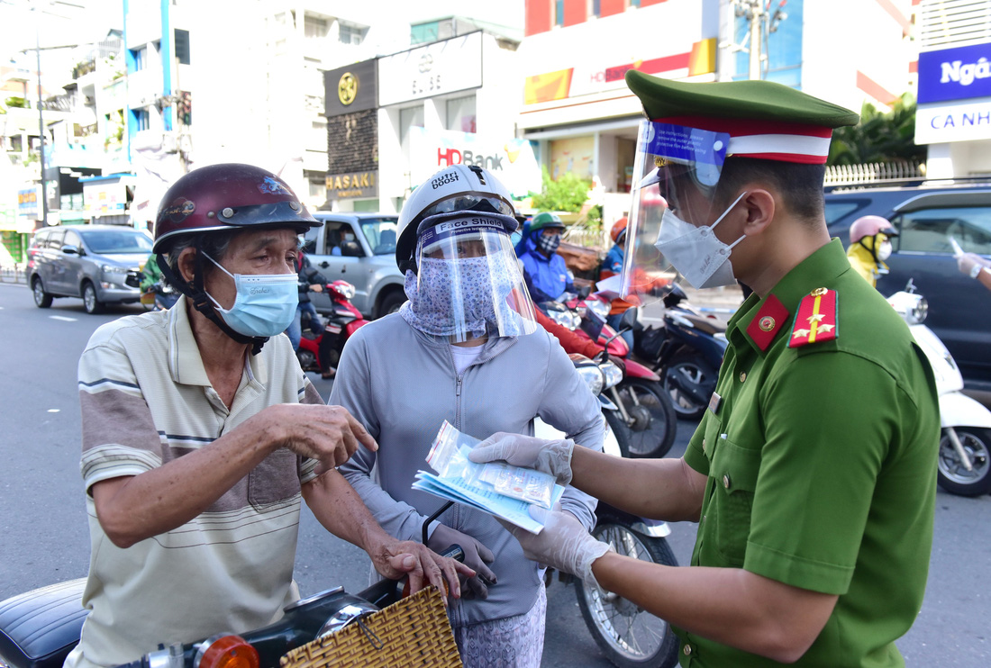 TP.HCM: Sáng nay, người dân vẫn ra đường đông, một chốt lập hơn 10 biên bản trong 1 tiếng - Ảnh 9.