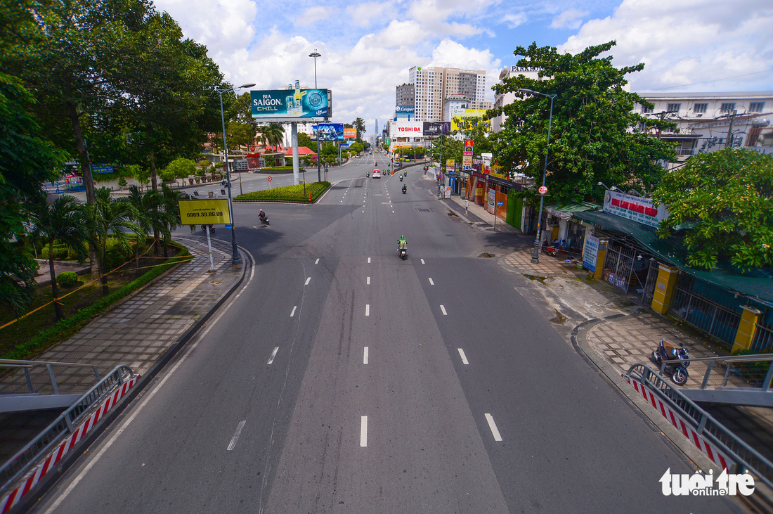 TP.HCM: Đường phố thưa vắng để ngày tấp nập trở lại sớm hơn - Ảnh 6.