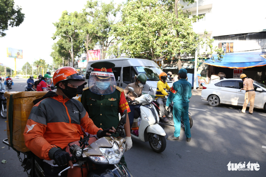 Người dân TP.HCM hối hả trước giờ hạn chế ra đường - Ảnh 6.