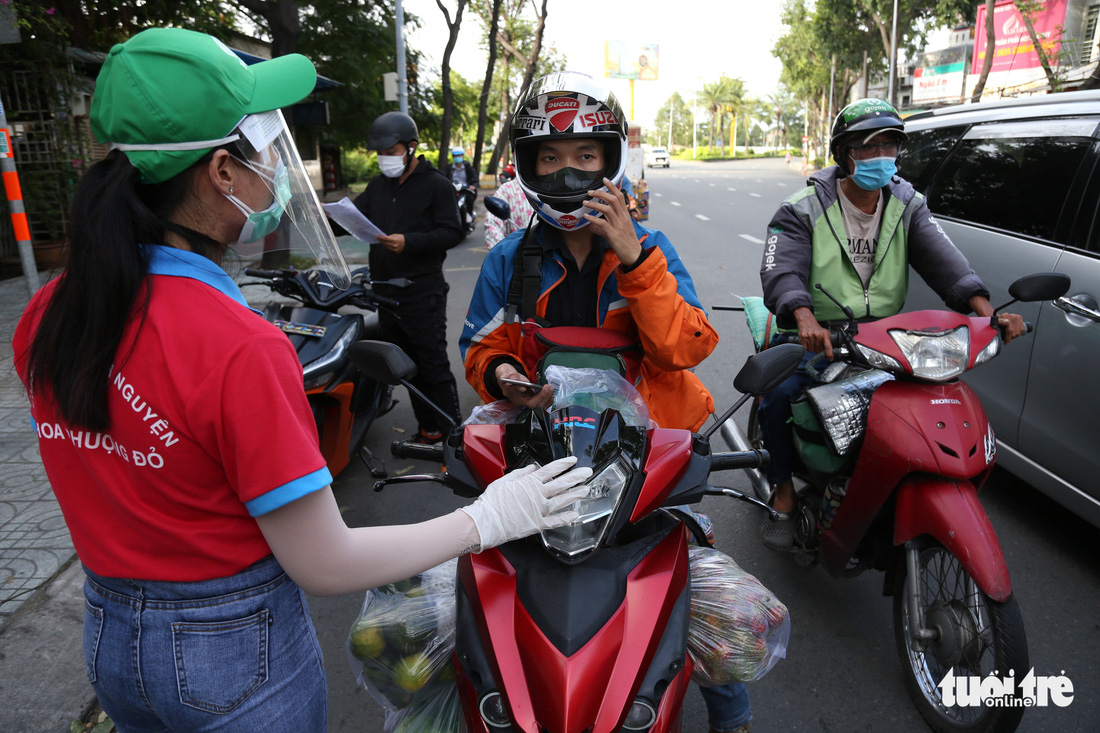 Người dân TP.HCM hối hả trước giờ hạn chế ra đường - Ảnh 8.