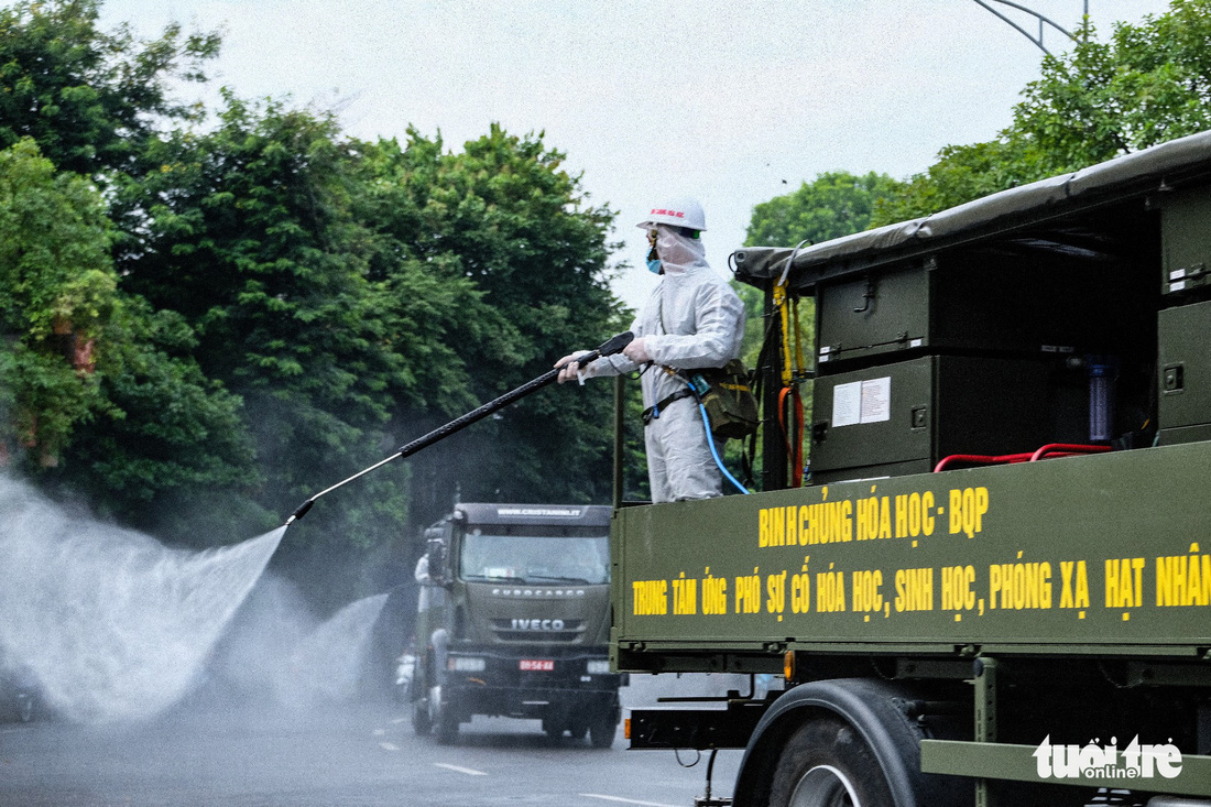 Hà Nội đang phun khử khuẩn diện rộng - Ảnh 5.