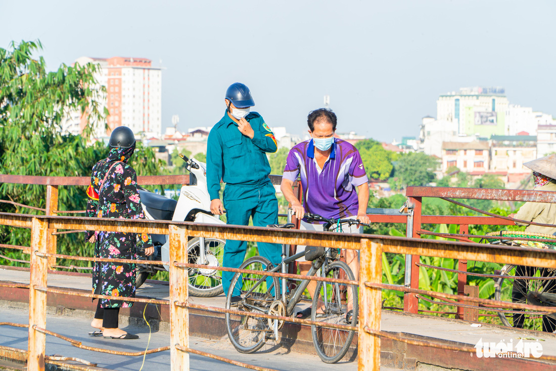 Bất chấp lệnh giãn cách, một số người Hà Nội vẫn đi tập thể dục, chạy bộ, đạp xe - Ảnh 6.