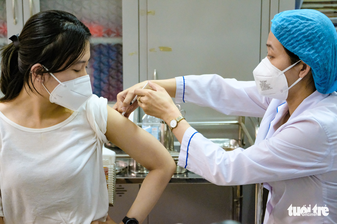 Người dân Hà Nội bắt đầu được tiêm vắc xin ngừa COVID-19 - Ảnh 1.