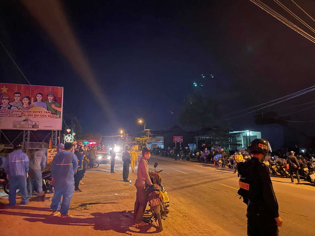 Xuyên ngày đêm bám chốt ở Đà Nẵng cứu hộ xe cho người từ TP.HCM về quê - Ảnh 4.