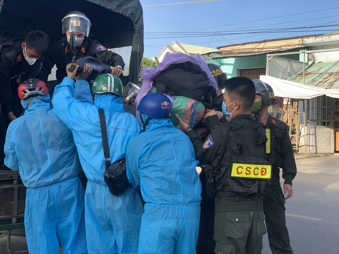 Xuyên ngày đêm bám chốt ở Đà Nẵng cứu hộ xe cho người từ TP.HCM về quê - Ảnh 3.
