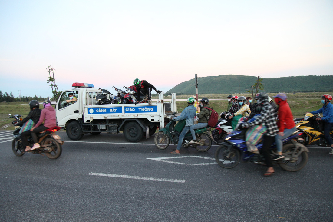 Cảnh sát giao thông dừng dân đi xe máy từ miền Nam về quê để tặng đồ ăn, nước uống - Ảnh 2.