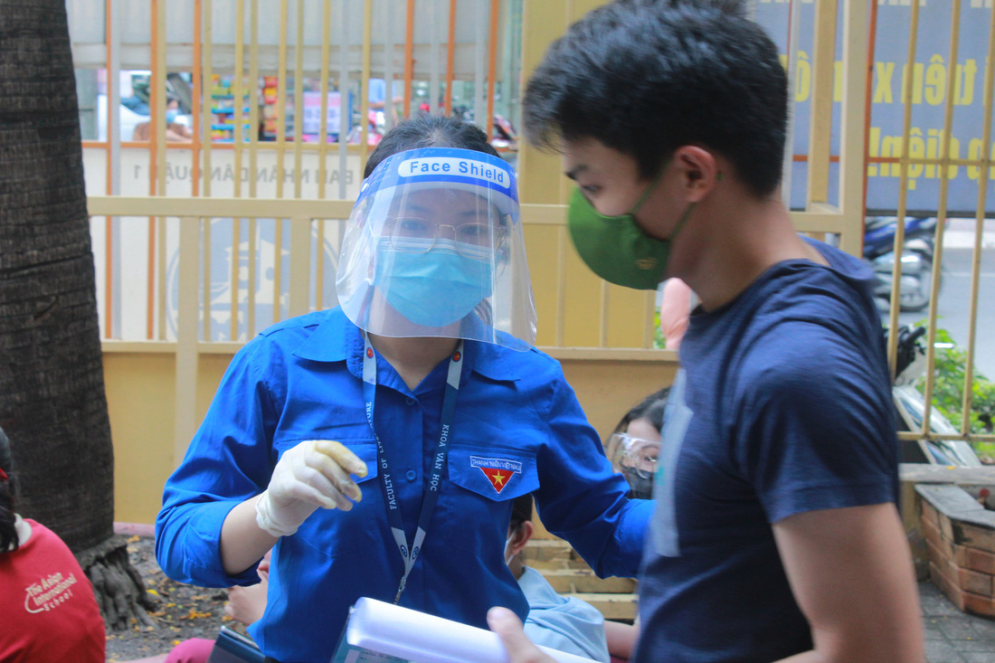 Áo xanh tình nguyện hỗ trợ lấy mẫu xét nghiệm COVID-19 cho thí sinh - Ảnh 3.