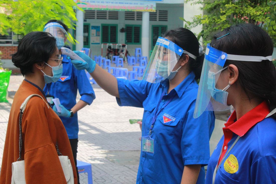 Áo xanh tình nguyện hỗ trợ lấy mẫu xét nghiệm COVID-19 cho thí sinh - Ảnh 5.