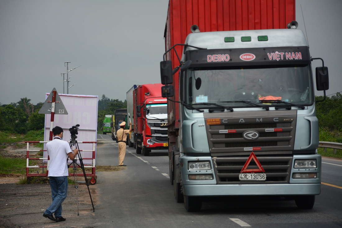 Ngày đầu kiểm soát dịch trên quốc lộ 1, xe cộ ùn ứ tấp nập ở Bình Thuận - Ảnh 3.