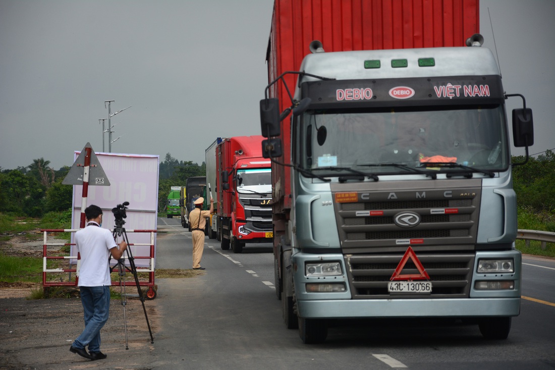 Ngày đầu kiểm soát dịch trên quốc lộ 1, xe cộ ùn ứ tấp nập ở Bình Thuận - Ảnh 3.
