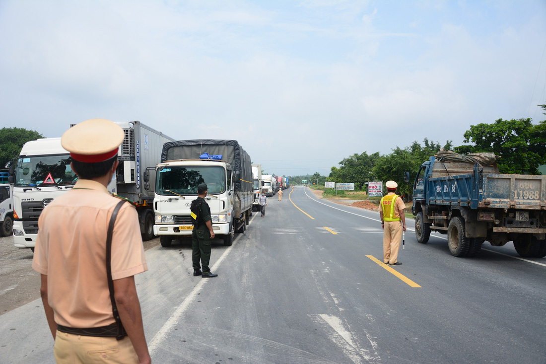 Ngày đầu kiểm soát dịch trên quốc lộ 1, xe cộ ùn ứ tấp nập ở Bình Thuận - Ảnh 1.