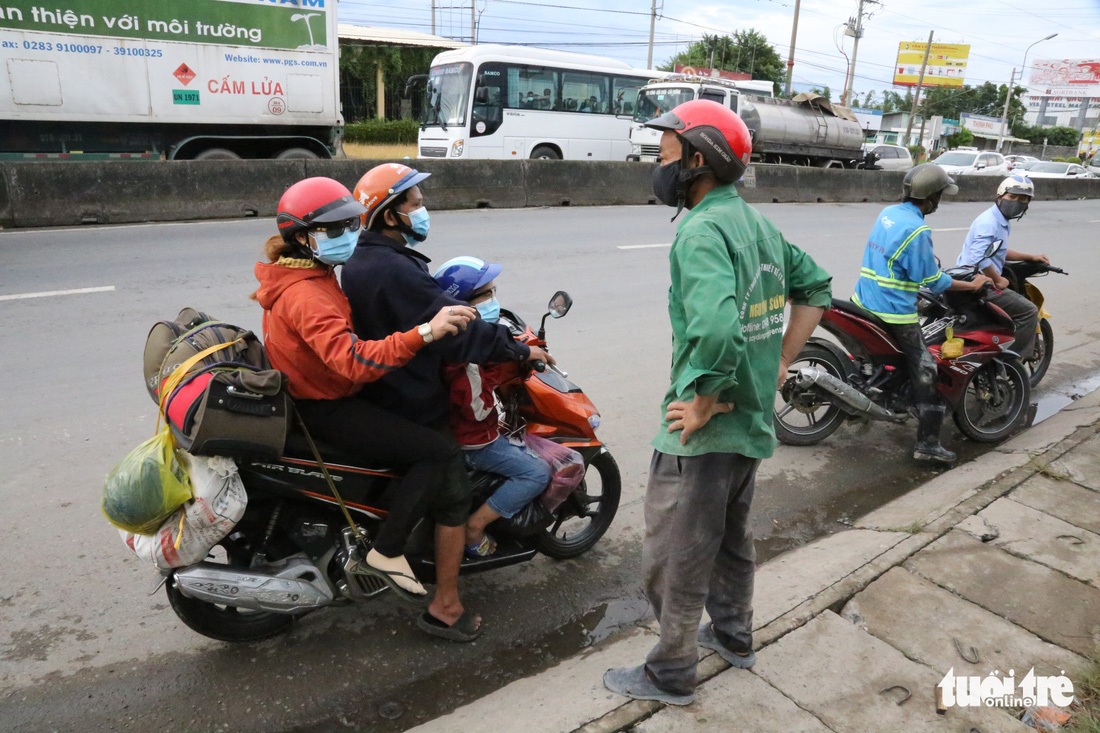 Nhiều người rời TP.HCM về quê phải quay đầu vì không có giấy xét nghiệm - Ảnh 7.