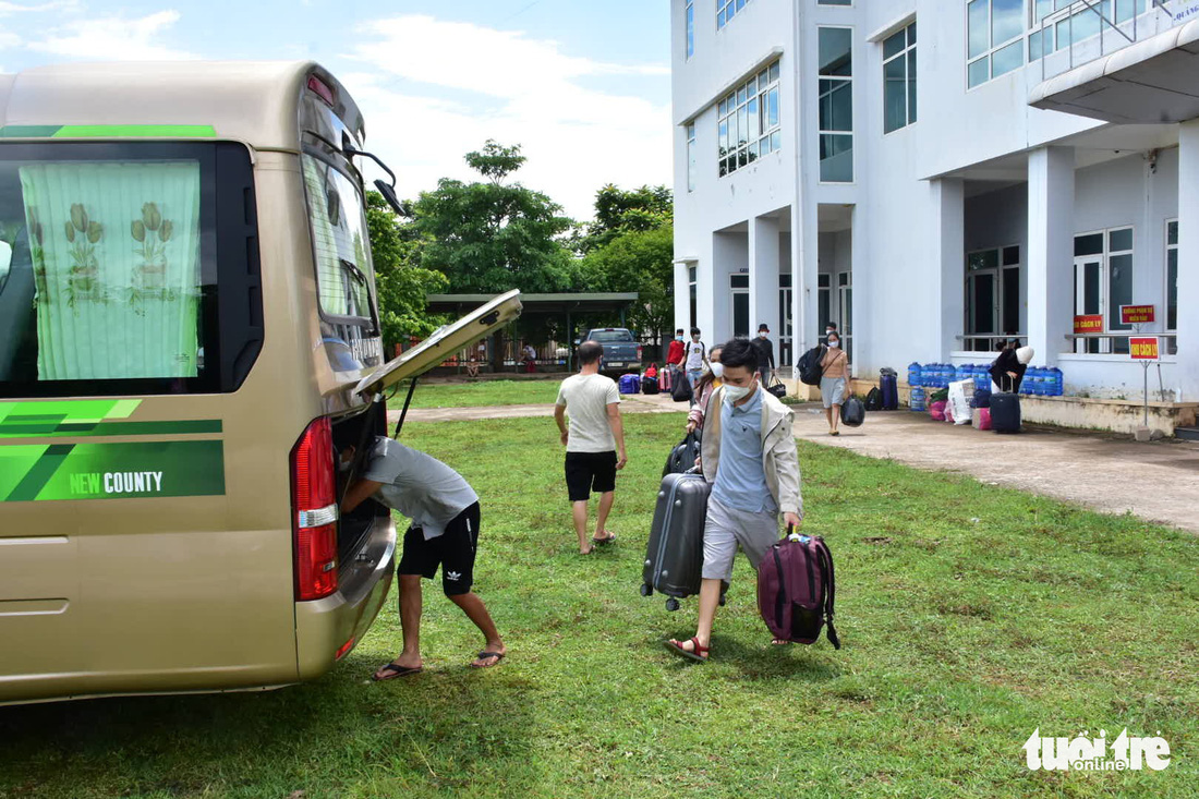 Huế đưa xe đón 20 người đi tàu từ TP.HCM ra Quảng Trị về quê cách ly - Ảnh 2.