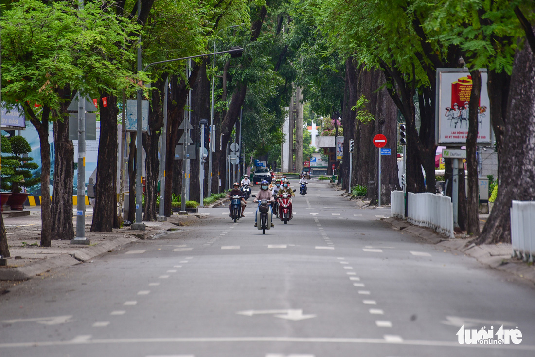 TP.HCM im ắng sáng sớm đầu tiên giãn cách - Ảnh 3.