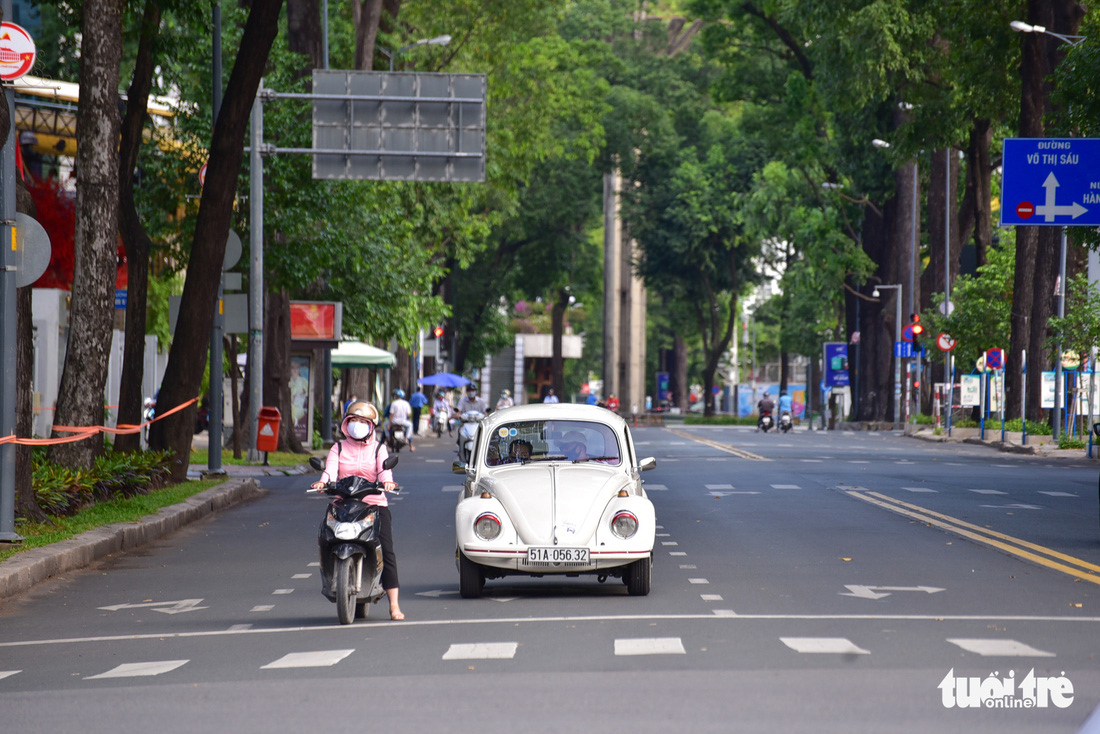 TP.HCM im ắng sáng sớm đầu tiên giãn cách - Ảnh 5.