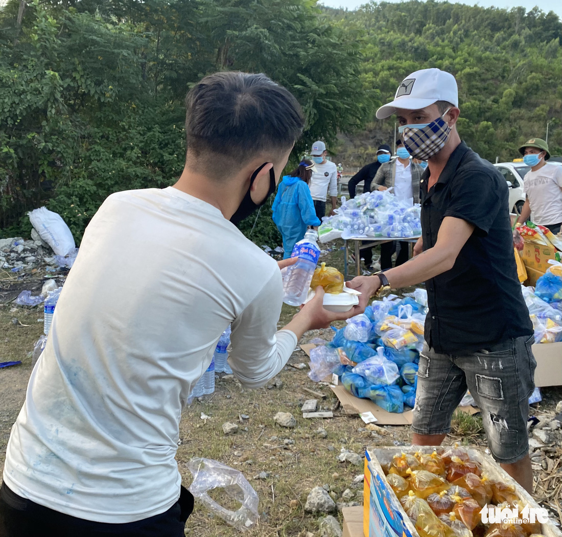 Bà con mang cơm nước đứng hai bên đường, chúng tôi cúi đầu cảm tạ - Ảnh 3.