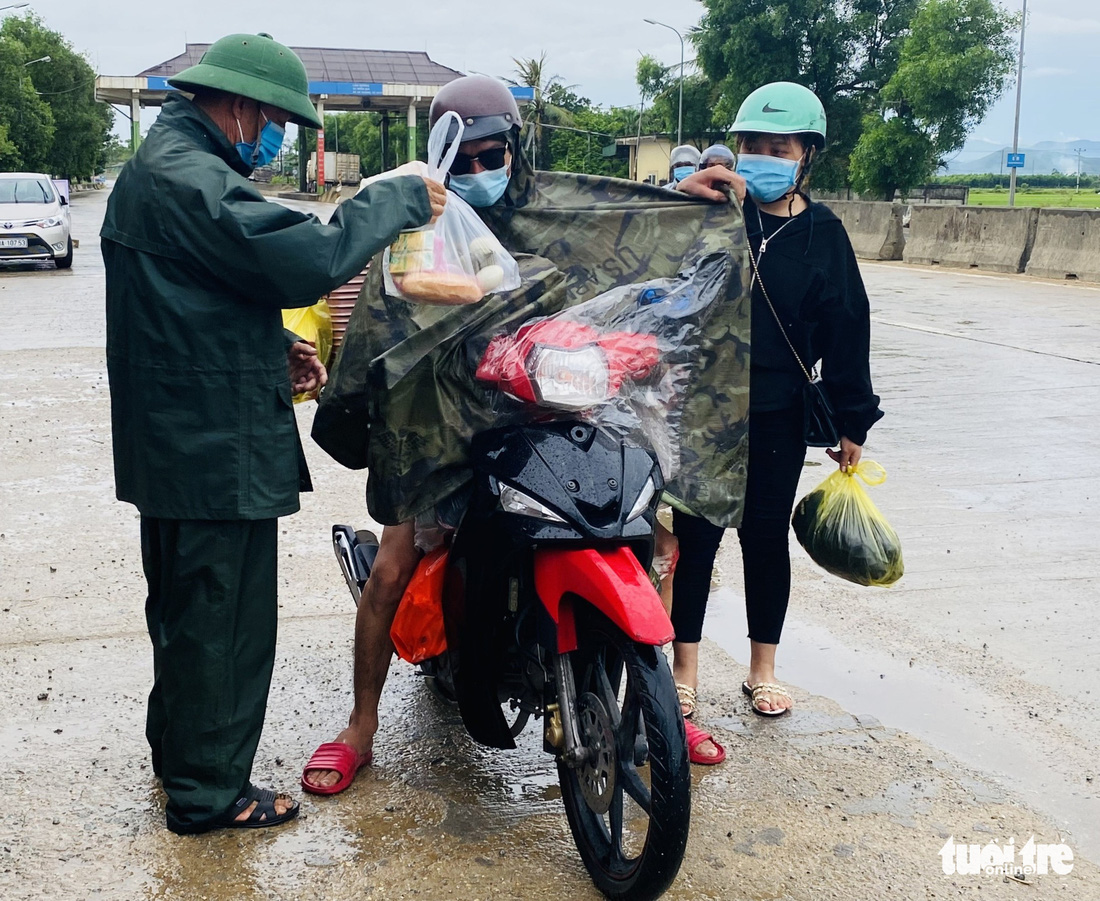 Hà Tĩnh: Tặng tiền, đồ ăn, khẩu trang cho người từ miền Nam đi xe máy về quê - Ảnh 4.