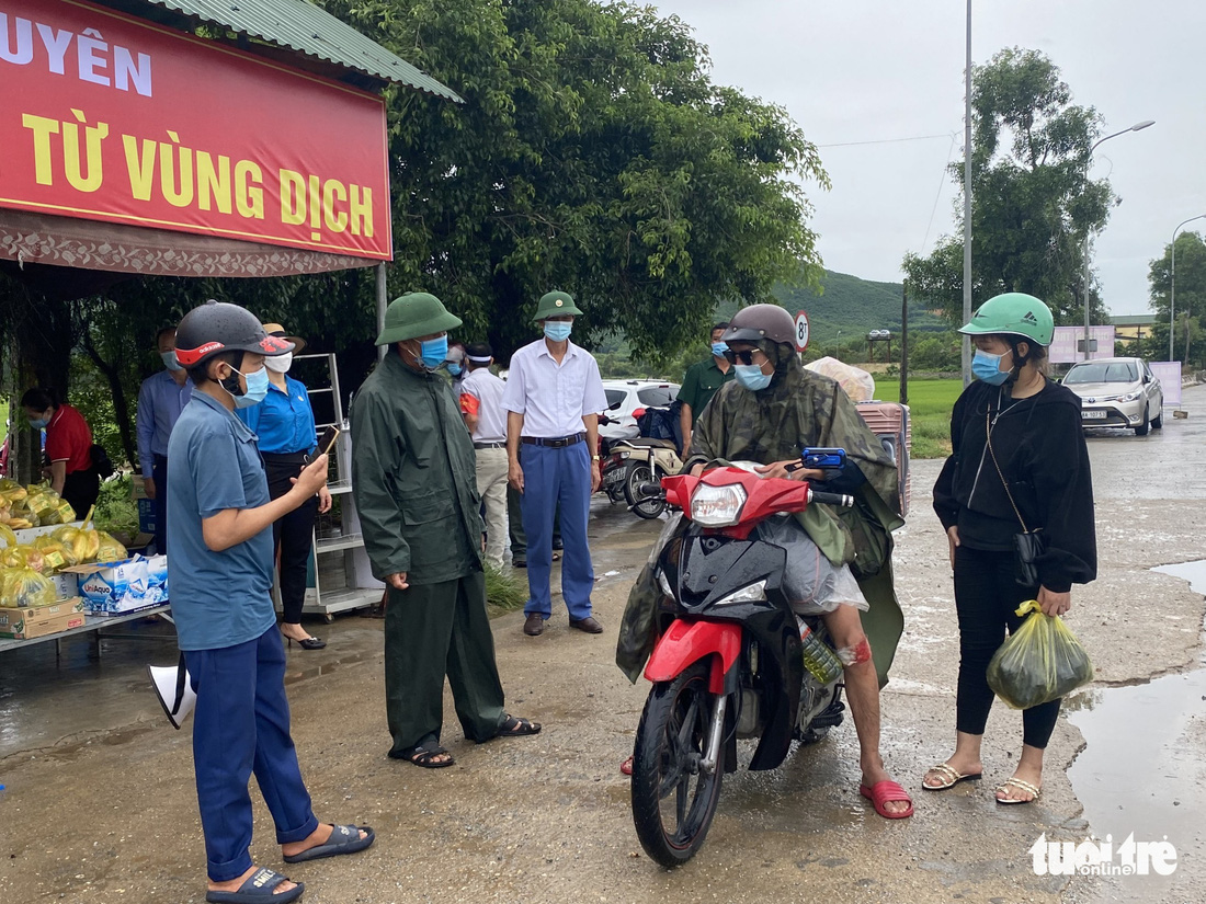 Hà Tĩnh: Tặng tiền, đồ ăn, khẩu trang cho người từ miền Nam đi xe máy về quê - Ảnh 3.