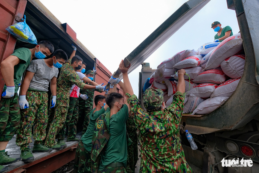 Tàu hỏa chở 300 tấn hàng nhu yếu phẩm người dân tỉnh Hòa Bình gửi tặng TP.HCM - Ảnh 3.