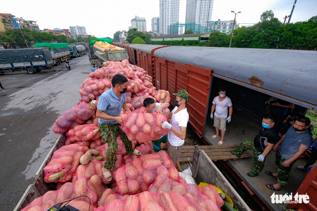 Tàu hỏa chở 300 tấn hàng nhu yếu phẩm người dân tỉnh Hòa Bình gửi tặng TP.HCM - Ảnh 2.