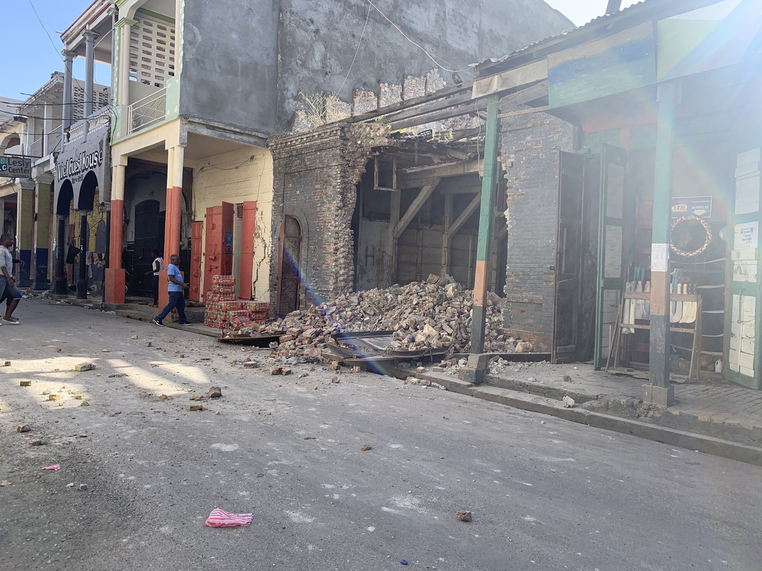 Chùm ảnh thảm họa động đất ở Haiti, hơn 300 người chết - Ảnh 11.
