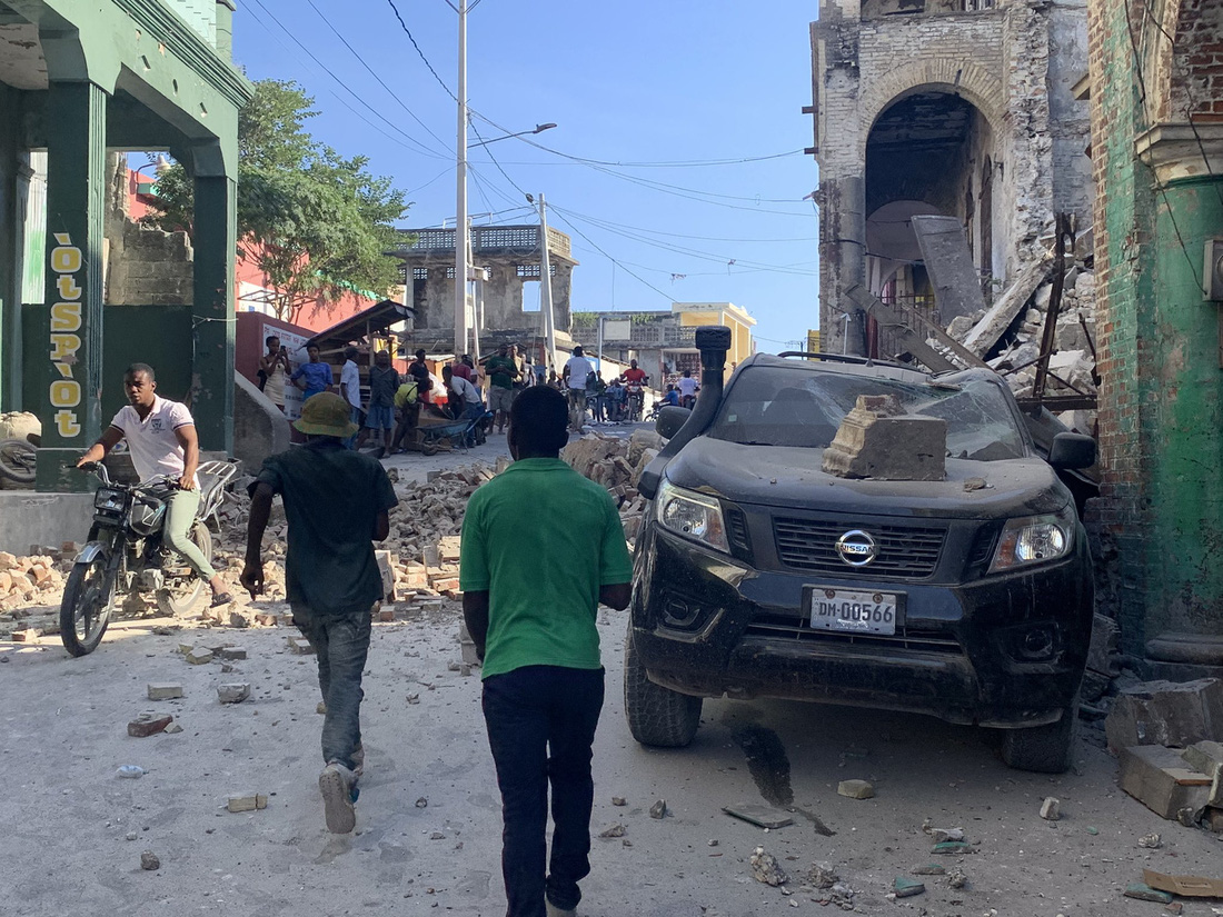 Chùm ảnh thảm họa động đất ở Haiti, hơn 300 người chết - Ảnh 14.