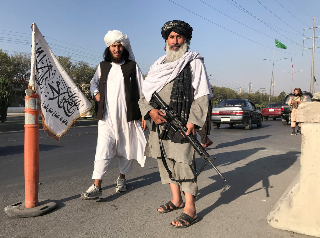 Lính Taliban đi tập gym, chơi xe điện đụng, người dân đổ đến sân bay để tháo chạy - Ảnh 3.