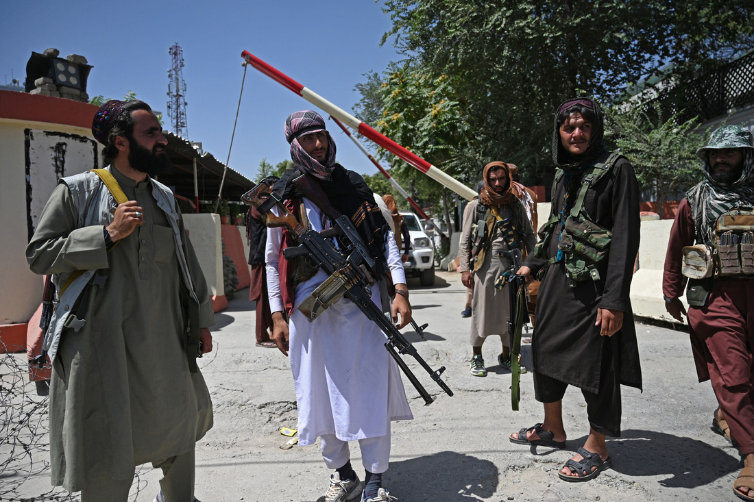 Lính Taliban đi tập gym, chơi xe điện đụng, người dân đổ đến sân bay để tháo chạy - Ảnh 9.