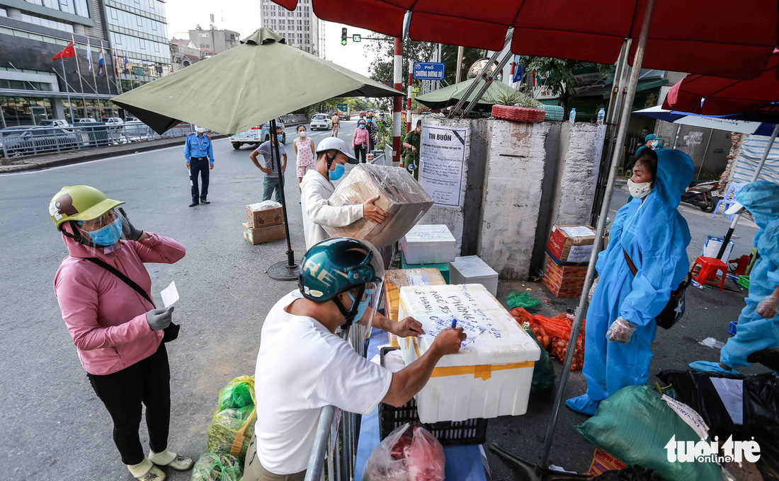 Hà Nội: Người dân khu phong tỏa kêu thiếu lương thực, bên ngoài ùn ùn tiếp tế - Ảnh 1.