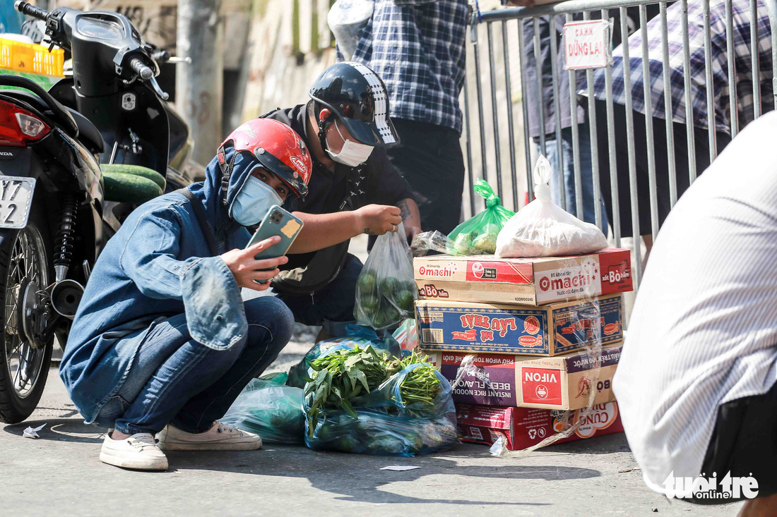 Hà Nội: Người dân khu phong tỏa kêu thiếu lương thực, bên ngoài ùn ùn tiếp tế - Ảnh 5.