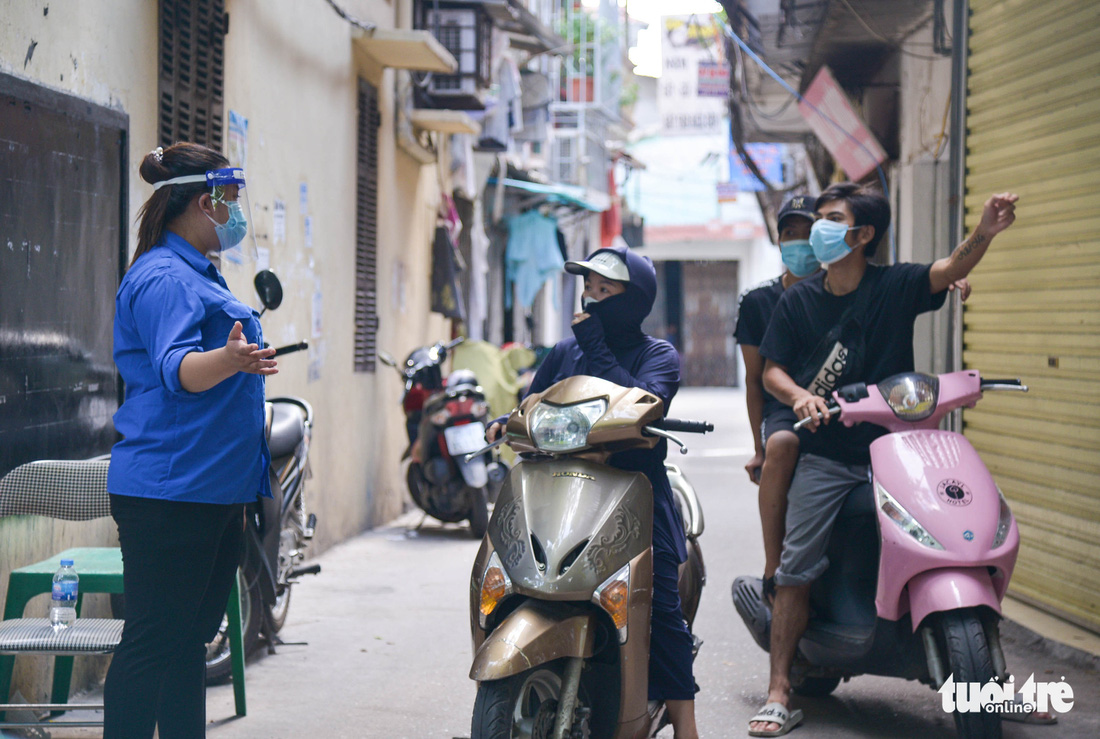 Những chốt bảo vệ vùng xanh không dịch đầu tiên tại Hà Nội - Ảnh 6.