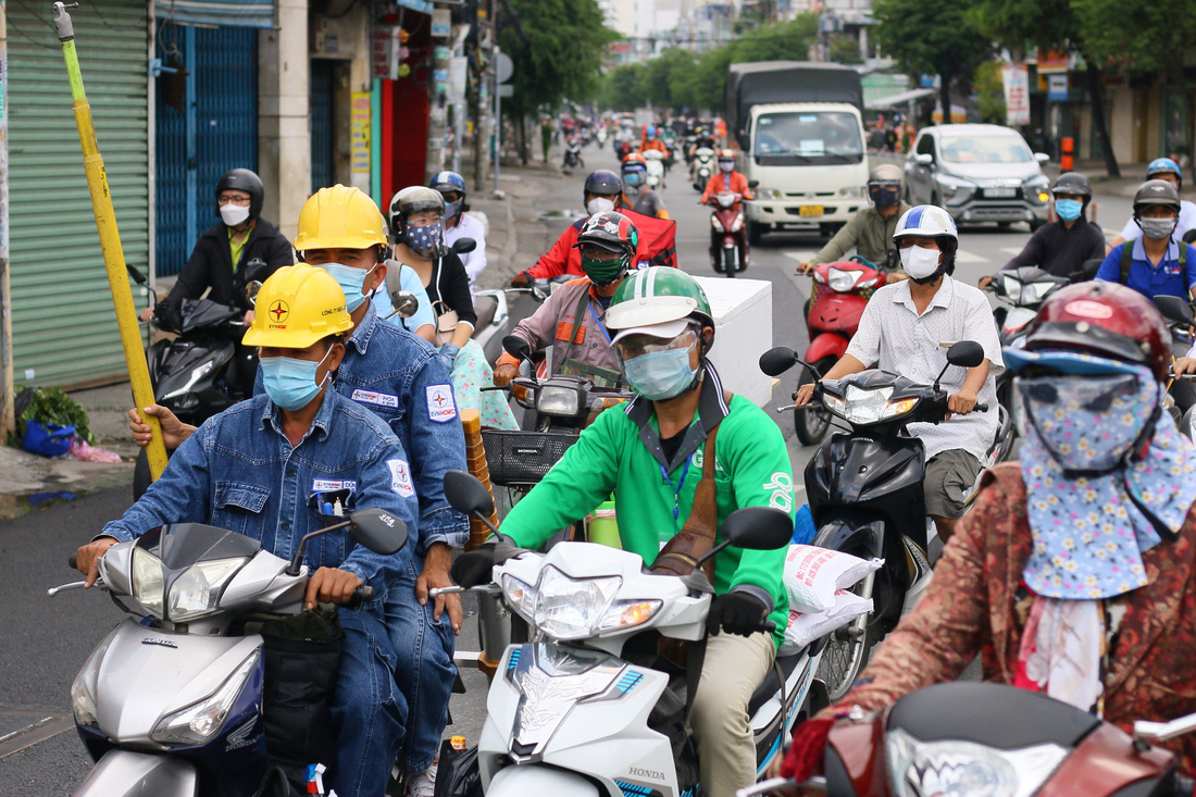 Xe đông nườm nượp, cảnh sát giao thông mất 6 giờ điều tiết một ngã tư tại TP.HCM - Ảnh 6.