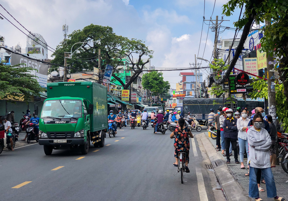 TP.HCM sáng 21-8 đường sá, nhà thuốc đông nghịt người, có nơi chốt kiểm soát phải xả trạm - Ảnh 5.