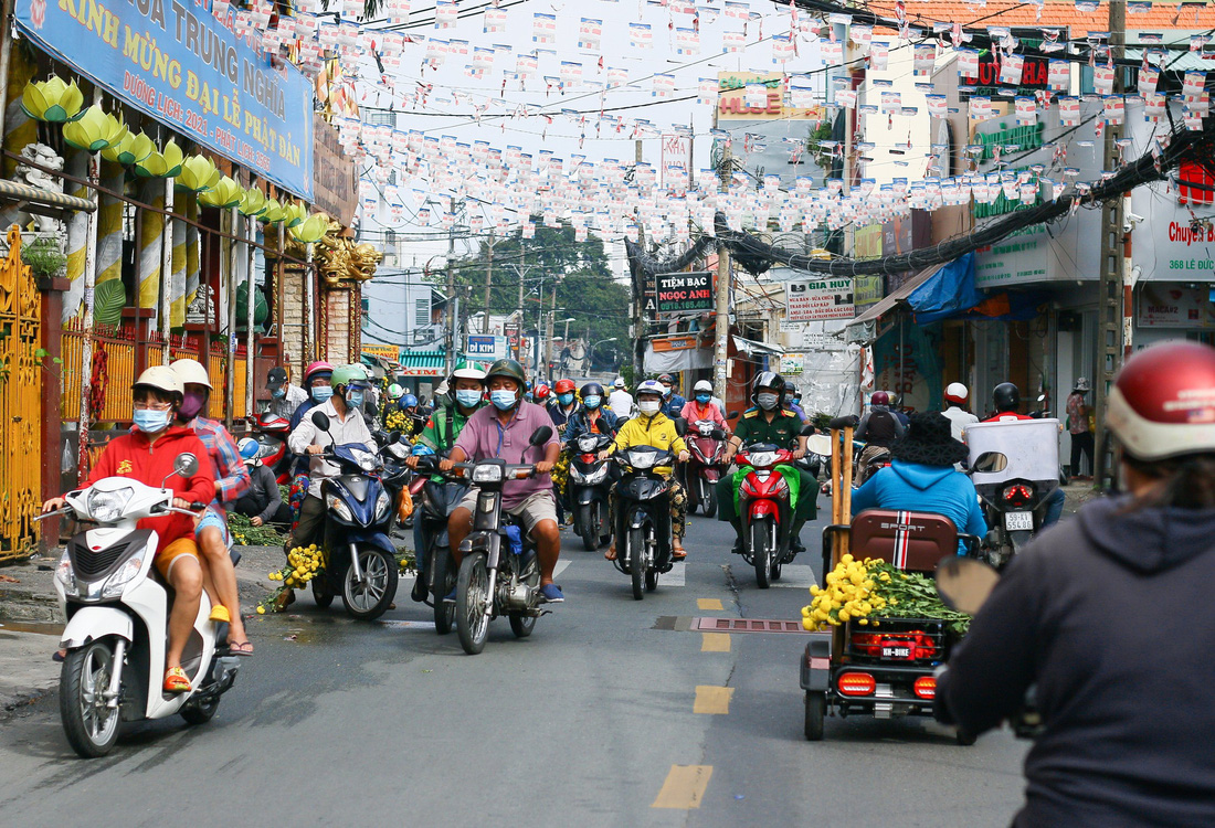 TP.HCM sáng 21-8 đường sá, nhà thuốc đông nghịt người, có nơi chốt kiểm soát phải xả trạm - Ảnh 6.