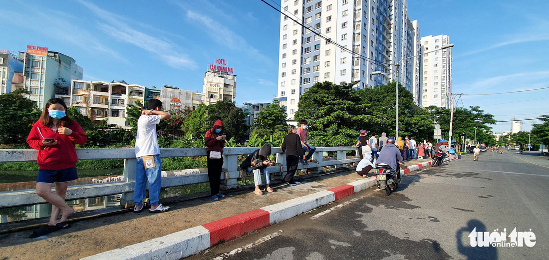 Tờ mờ sáng, người dân TP.HCM rồng rắn xếp hàng chờ siêu thị mở cửa - Ảnh 10.